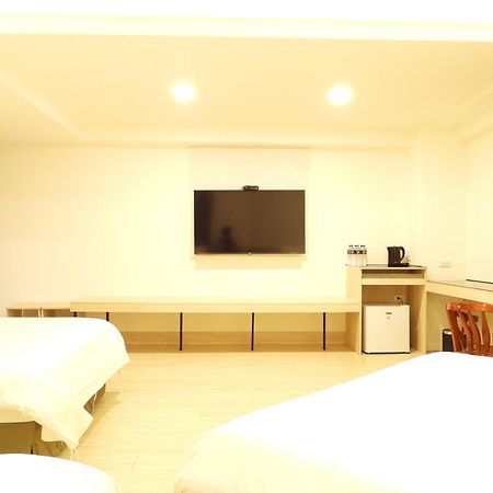 Etung Hotel Taichung Bagian luar foto