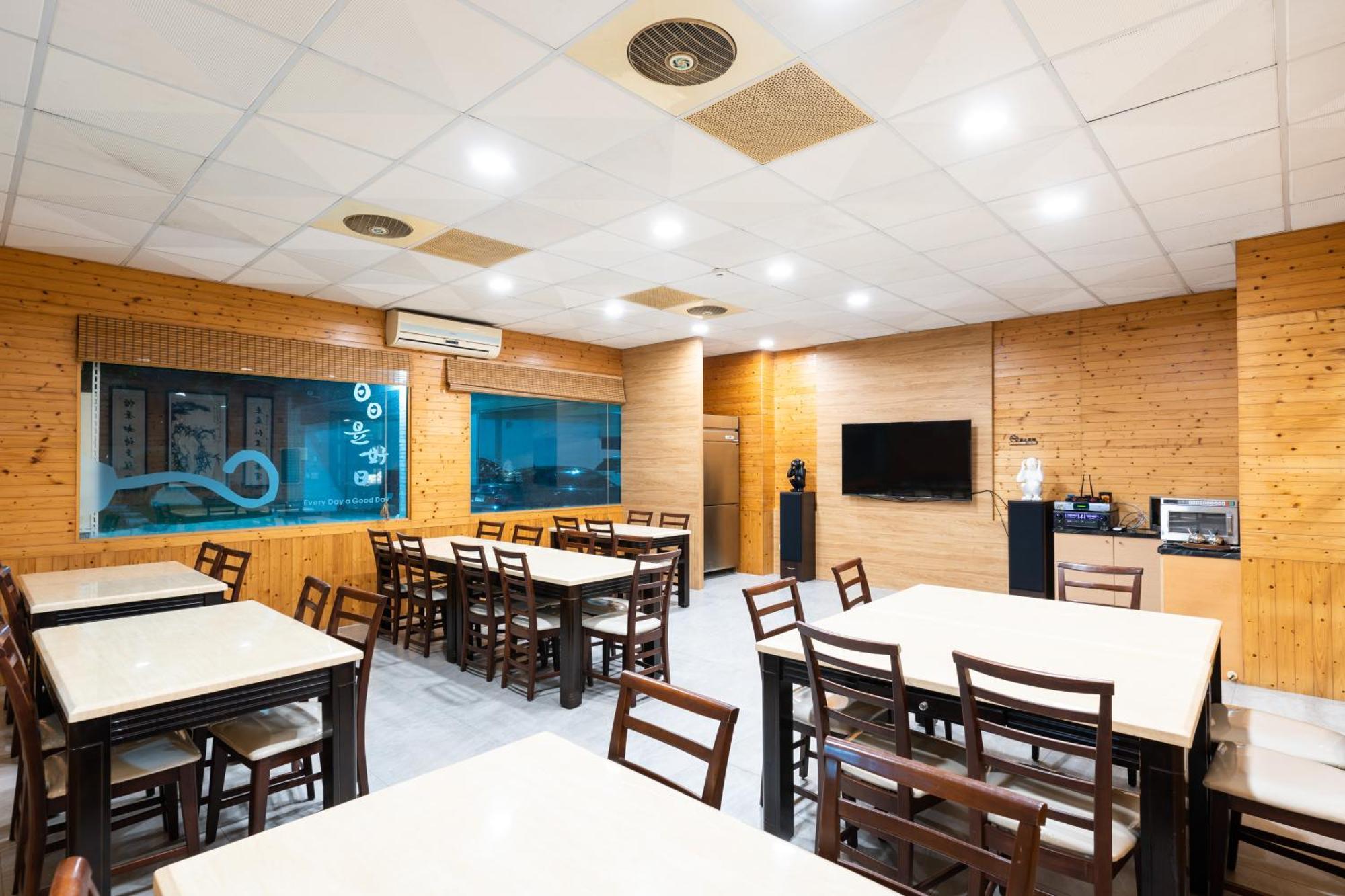 Etung Hotel Taichung Bagian luar foto