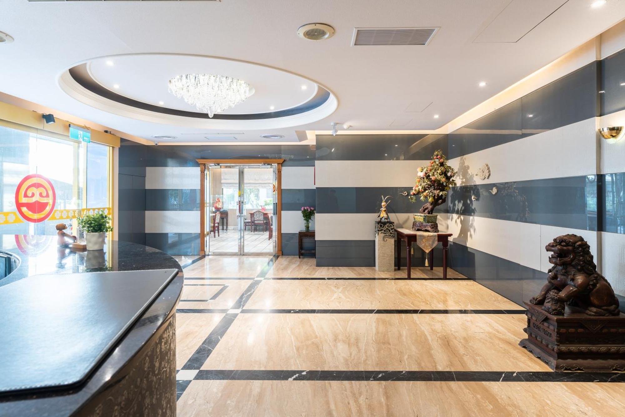 Etung Hotel Taichung Bagian luar foto