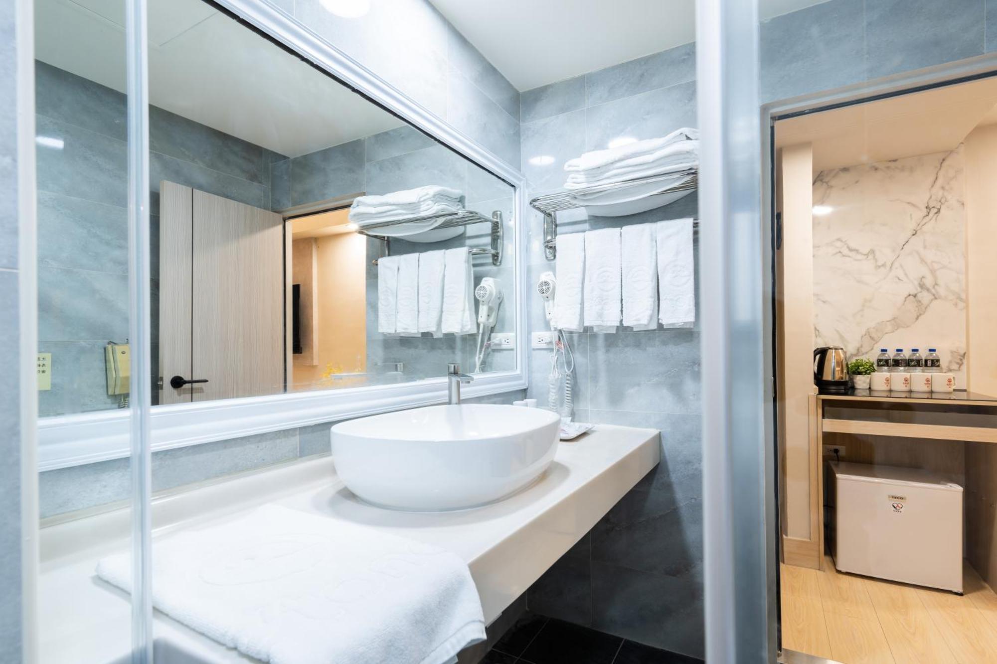 Etung Hotel Taichung Bagian luar foto