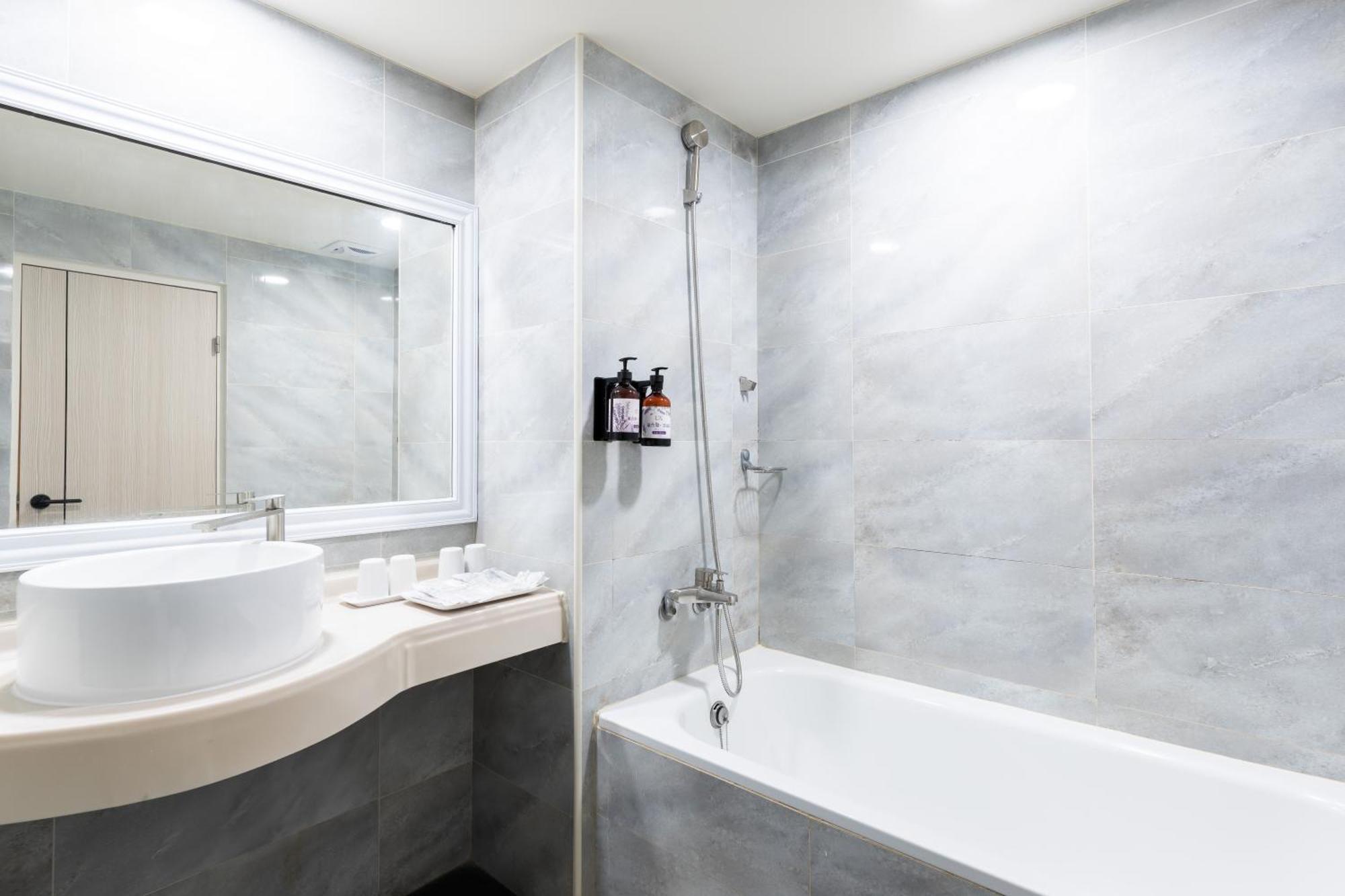 Etung Hotel Taichung Bagian luar foto