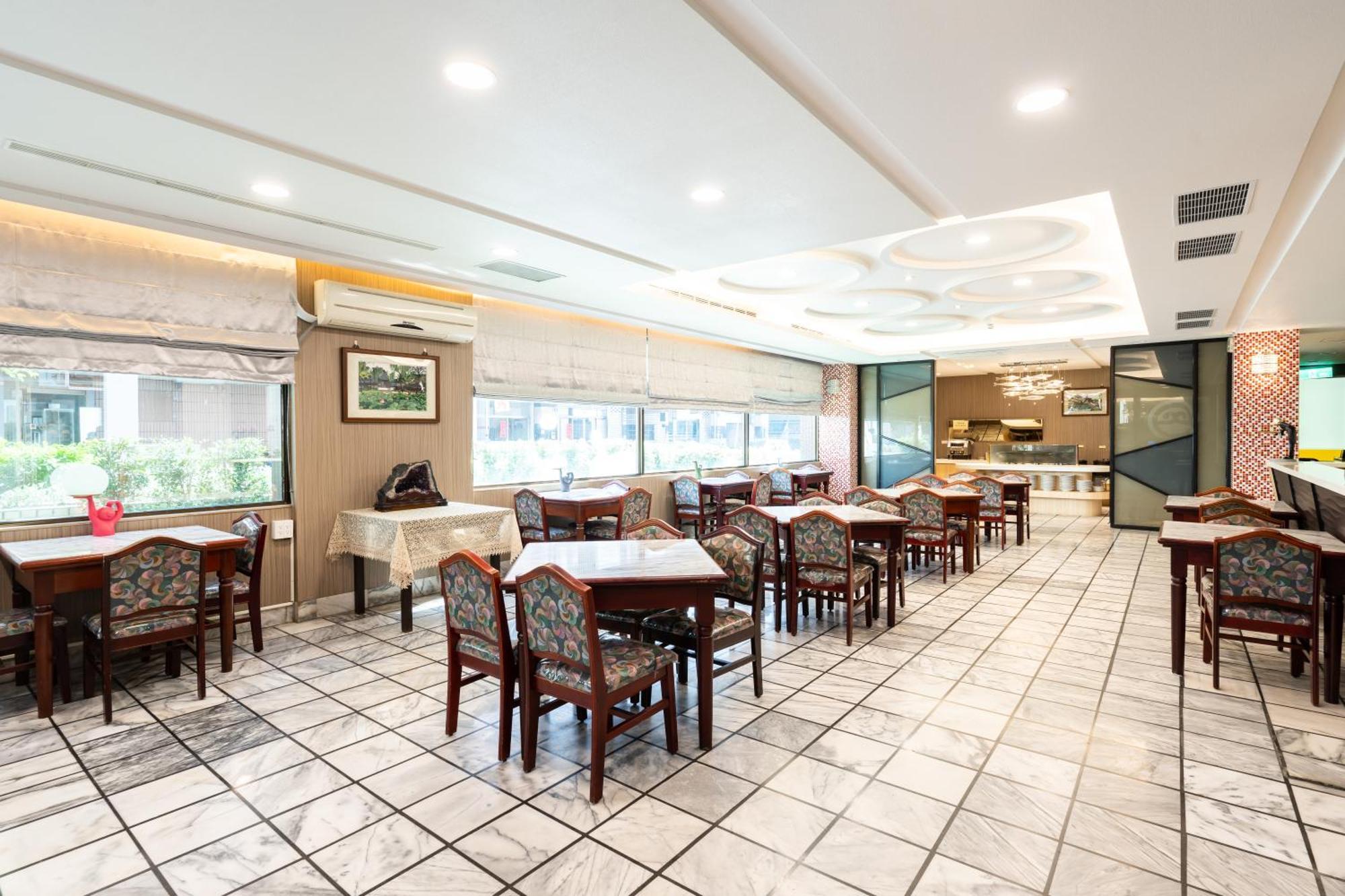 Etung Hotel Taichung Bagian luar foto