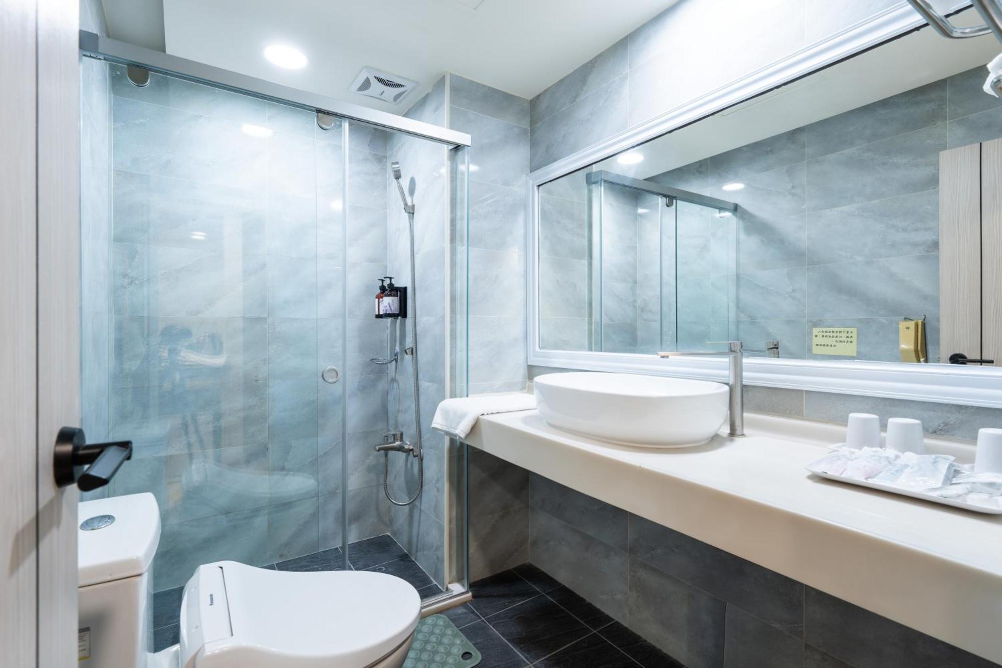 Etung Hotel Taichung Bagian luar foto
