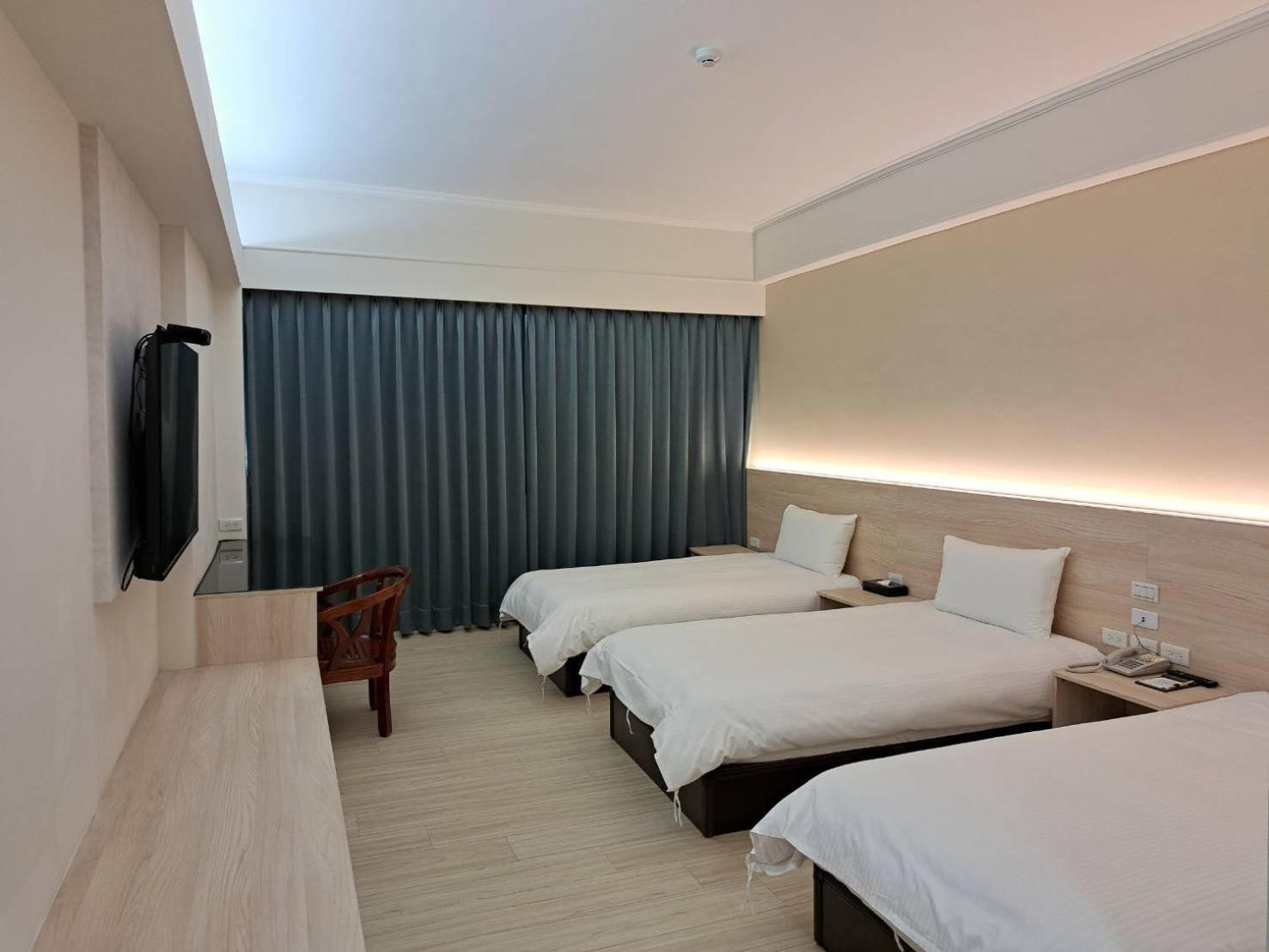 Etung Hotel Taichung Bagian luar foto